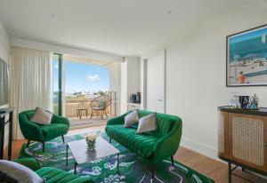 索伦托InterContinental Sorrento Mornington Peninsula的客厅配有绿色沙发和桌子