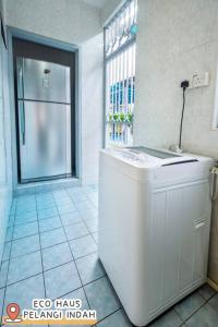 乌鲁地南ECOHAUs AeonTebrau/Pool/Netflix/Karaoke/Gaming的白色的浴室设有冰箱和窗户。