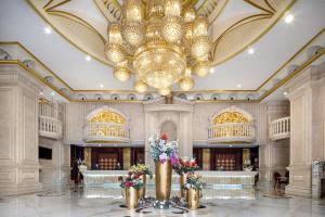 广州粤大金融城国际酒店的一个大大堂,配有大吊灯和鲜花