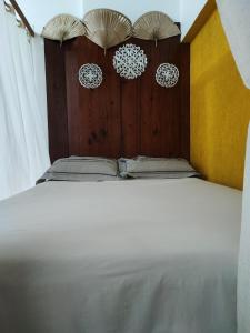 里约热内卢#Apartamento aconchegante no Flamengo - RIO的一张带木制床头板和白色床单的大床