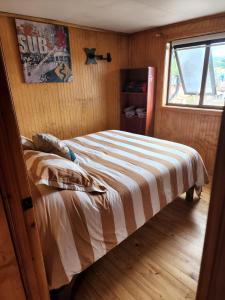 科伊艾科Ruta Austral - Coyhaique的一间带床的卧室,位于带窗户的房间内