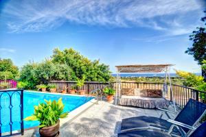 锡切斯Can Ferran by Hello Homes Sitges的一个带围栏和游泳池旁凉棚的游泳池