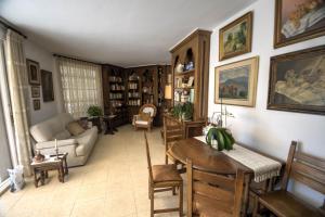 锡切斯Can Ferran by Hello Homes Sitges的客厅配有沙发和桌椅