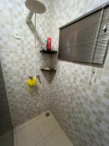 里奥韦尔迪AconcheganteQuarto的带淋浴喷头的浴室