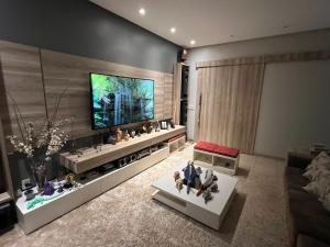 里奥韦尔迪AconcheganteQuarto的客厅设有壁挂式平面电视。