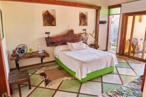 金巴亚Finca Turística La Casa que Canta的卧室配有一张床和一张桌子