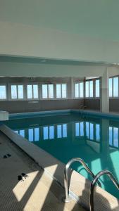 巴黎Suite Bella vista : piscine & vue panoramique的大楼内一个蓝色的大型游泳池