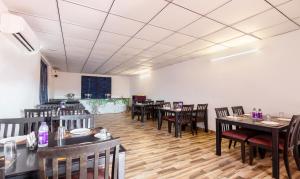 古尔冈Treebo Trend White Rock - Sohna Road的用餐室配有木桌和椅子