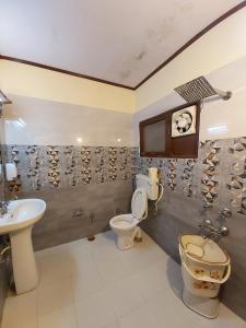 奈尼塔尔Goroomgo Moon Nainital Near Naini Lake - Parking & Lift Facilities -Hygiene and Spacious Room - Best Seller的浴室设有2个卫生间和水槽