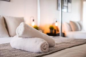 墨尔本Grandeur Apartment的床上的一大堆毛巾