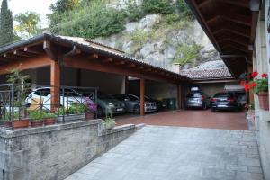圣马力诺罗莎酒店的停车场内有车辆的建筑物