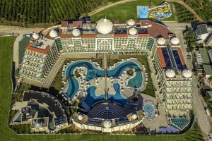 阿拉尼亚Alan Xafira Deluxe Resort & Spa-ULTRA ALL INCLUSIVE的享有带游泳池的度假村的空中景致