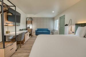 旧金山La Casa Inn的酒店客房带大床和蓝椅