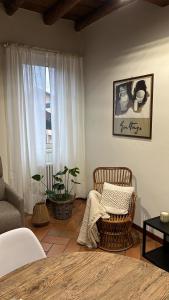 切尔诺比奥CASA DI MILO的客厅配有椅子和窗户