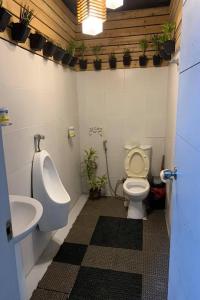 圣胡安Surfer's Point Deck的一间带卫生间、小便器和盥洗盆的浴室