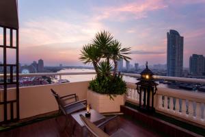 曼谷曼谷湄南河畔华美达广场酒店的市景阳台配有2把椅子