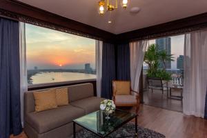 曼谷曼谷湄南河畔华美达广场酒店的带沙发和大窗户的客厅