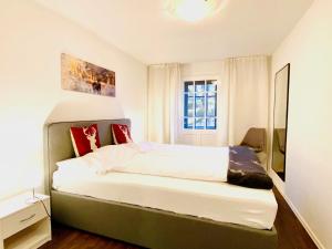 玛利亚采尔Mariazeller Resort Landliebe的一间卧室配有一张带镜子的大床