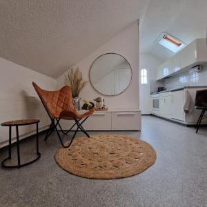 罗尔沙赫伯格peaceful tiny house near forest的客厅配有椅子和圆镜子