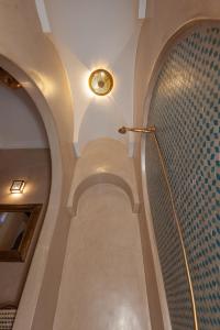 马拉喀什Riad Amalia的大楼内带螺旋楼梯的走廊