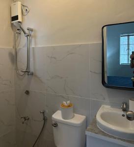 桑托斯将军城Japandi Home C - Fully Aircon, WIFI, Hot shower, 24hGuard, Center, near Malls的一间带卫生间、水槽和镜子的浴室