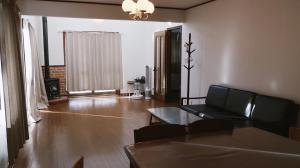 嬬恋村Murmure　6人家族や友人向け　ペット可的客厅配有沙发和桌子