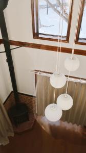 嬬恋村Murmure　6人家族や友人向け　ペット可的天花板上挂着三盏灯