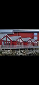 斯塔姆松Lofoten Rorbu - Odin bua的前面有火车的红色建筑