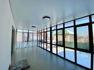 阿拉木图Askarov House的大型客房设有大窗户和游泳池。