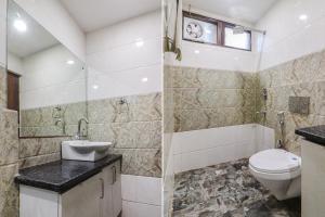 新德里FabExpress Super 8 Residency的一间带卫生间和水槽的浴室