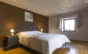 GouvyLe Cottage du Roy的卧室配有白色的床和窗户。