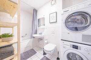 布兰肯费尔德Nice Apartment in Blankenfelde-Mahlow的一间带洗衣机和洗衣机的浴室