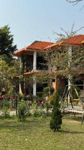 索拉哈潮塔里花园度假村的前面有花园的房子