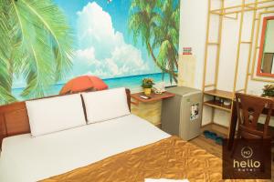 胡志明市Hello Hotel的卧室配有一张床和海滩壁画