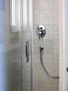 罗马Relais Villa Borghese的带淋浴的浴室,带玻璃门