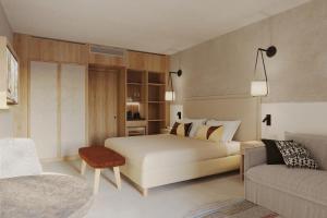 圣特雷莎加卢拉MClub Marmorata的卧室配有白色的床和沙发
