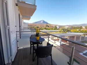 波利卡斯特罗巴森迪诺Resort Policastro的设有一个配有桌椅并享有美景的阳台。