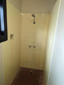 普拉瑟潘GRAND CENTRAL HOTEL PROSERPINE的浴室设有白色瓷砖淋浴。