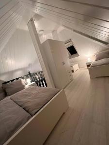 霍登哈根Ferien/Monteurwohnung Hodenhagen的一间白色的卧室,配有床和楼梯