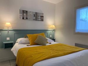 雷岛圣玛丽Le Petit Bois的一间卧室配有一张黄色毯子床