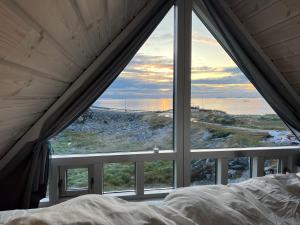 伊卢利萨特Hvalkigger huset的卧室设有海景窗户。
