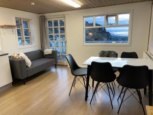 伊卢利萨特Whale View Vacation House, Ilulissat的客厅配有桌椅和沙发