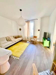 圣纳泽尔La Villa Billard - 200 m2 - Jardin的客厅配有白色沙发和黄色地毯。