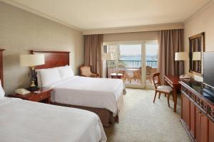 开罗开罗万豪酒店及奥马尔海亚姆赌场的酒店客房设有两张床和电视。