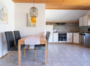 NiedermennigHaus Elfriede的厨房配有木制餐桌和椅子