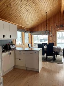 特吕西尔Beautiful cabin close to activities in Trysil, Trysilfjellet, with Sauna, 4 Bedrooms, 2 bathrooms and Wifi的厨房以及带桌椅的用餐室。