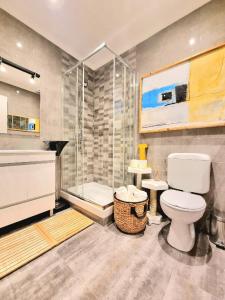 琳达阿韦立亚Epic Design: Unforgettable Stay的一间带卫生间和淋浴的浴室