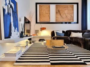 琳达阿韦立亚Epic Design: Unforgettable Stay的一间铺有黑白地毯的客厅