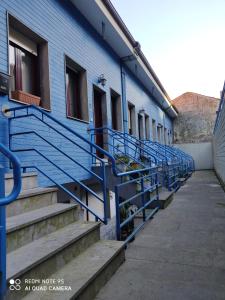康达Apartamentos Astilleros的建筑旁边的一组蓝色楼梯