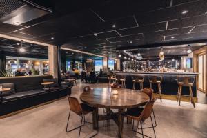 法尔肯贝里海洋酒店的一间带桌椅的餐厅和酒吧